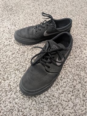Nike SB Zoom Stefan Janoski skate shoe in all black - size 6.5M / 8W